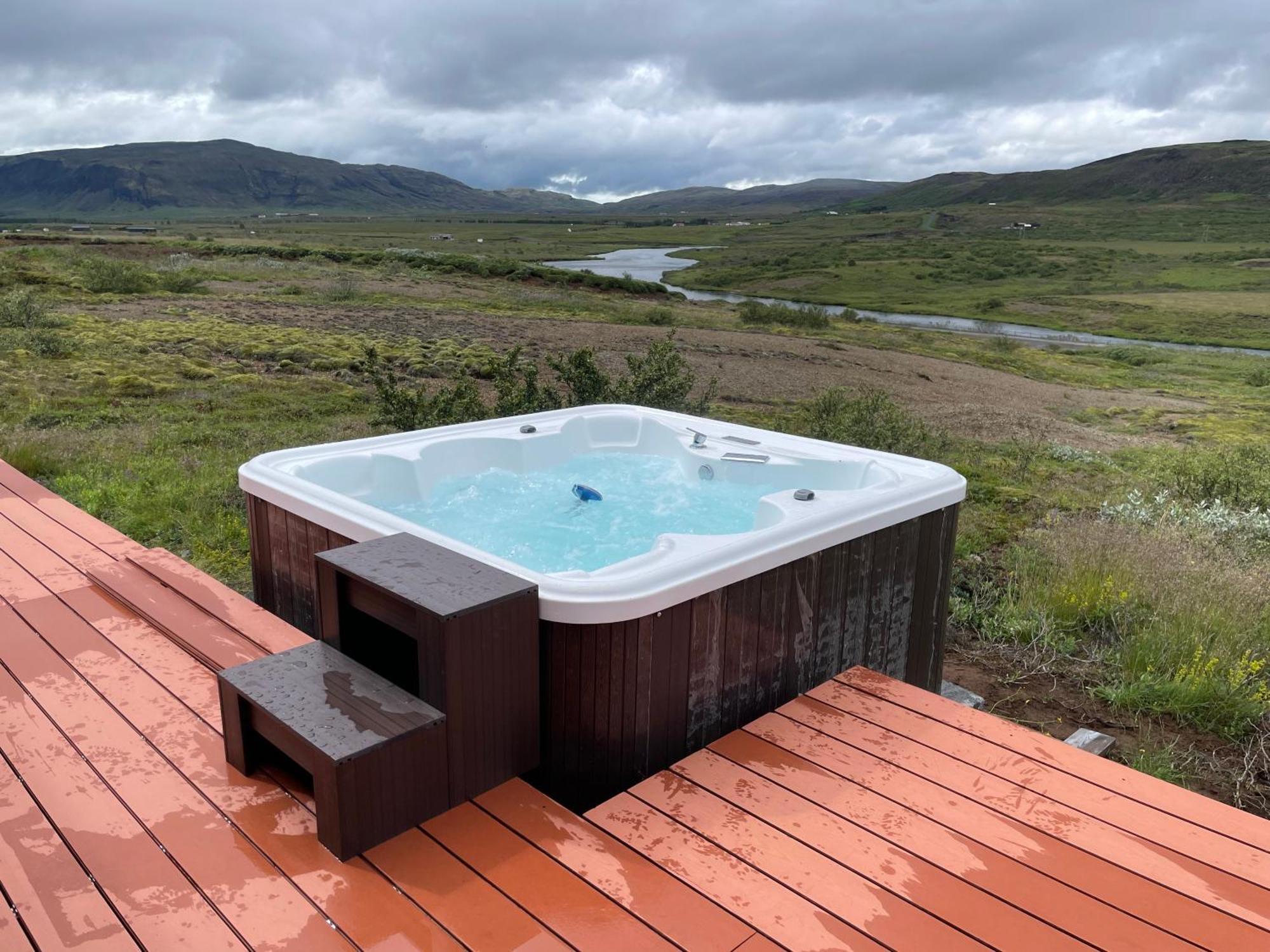 现代别墅（Modern Villa）- 黄金圈（Golden Circle）- 古佛斯瀑布（Gullfoss）、盖歇尔间歇泉（Geysir）和辛格韦德利国家公园（Þingvellir）
