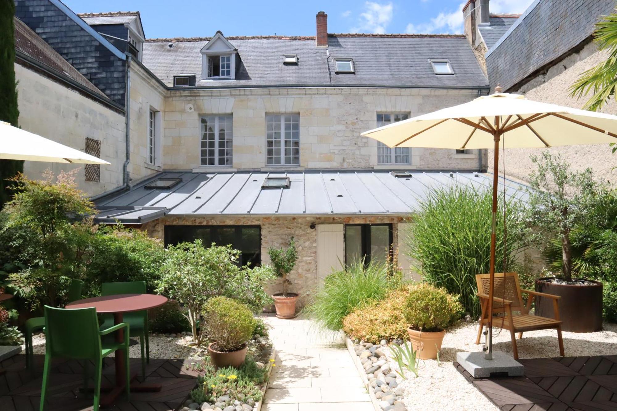 3. Hotel De Biencourt