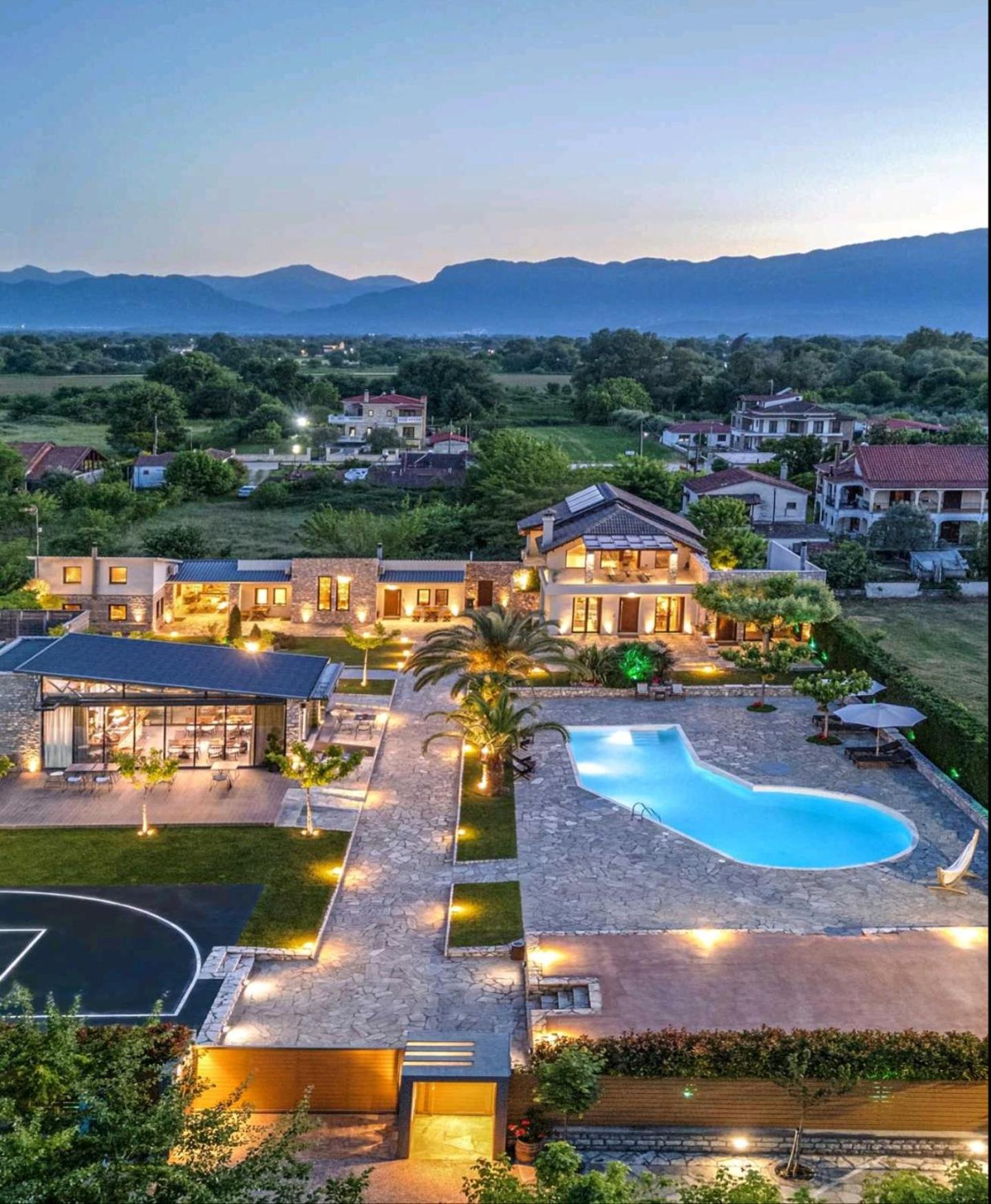 2. Vintage Suites Trikala