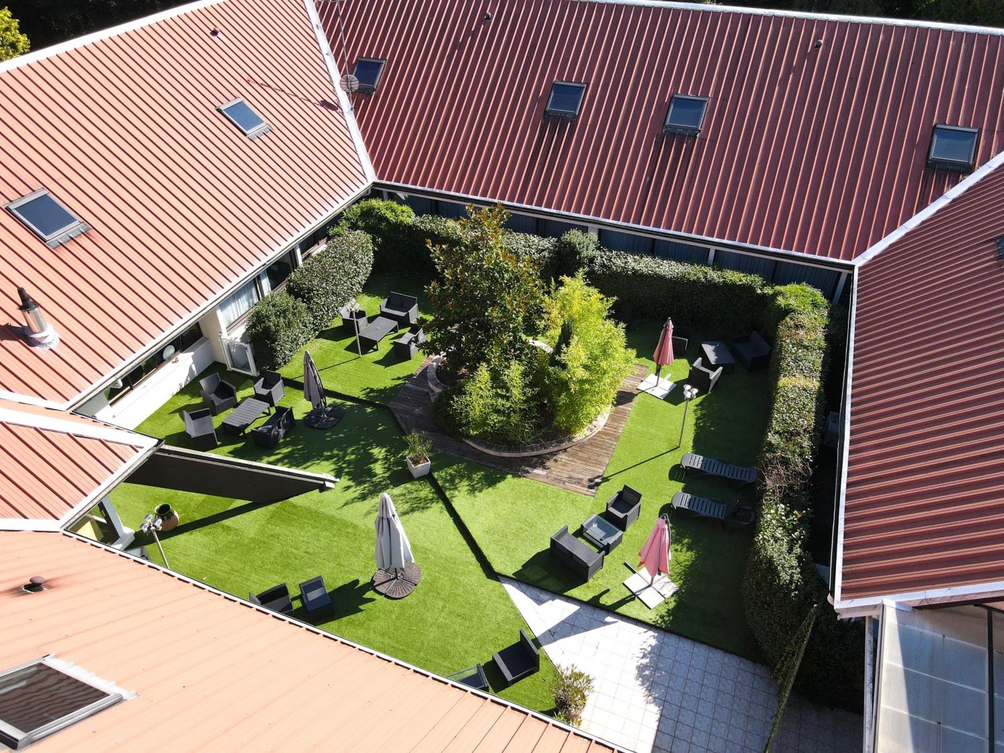 9. Hotel Black & Green