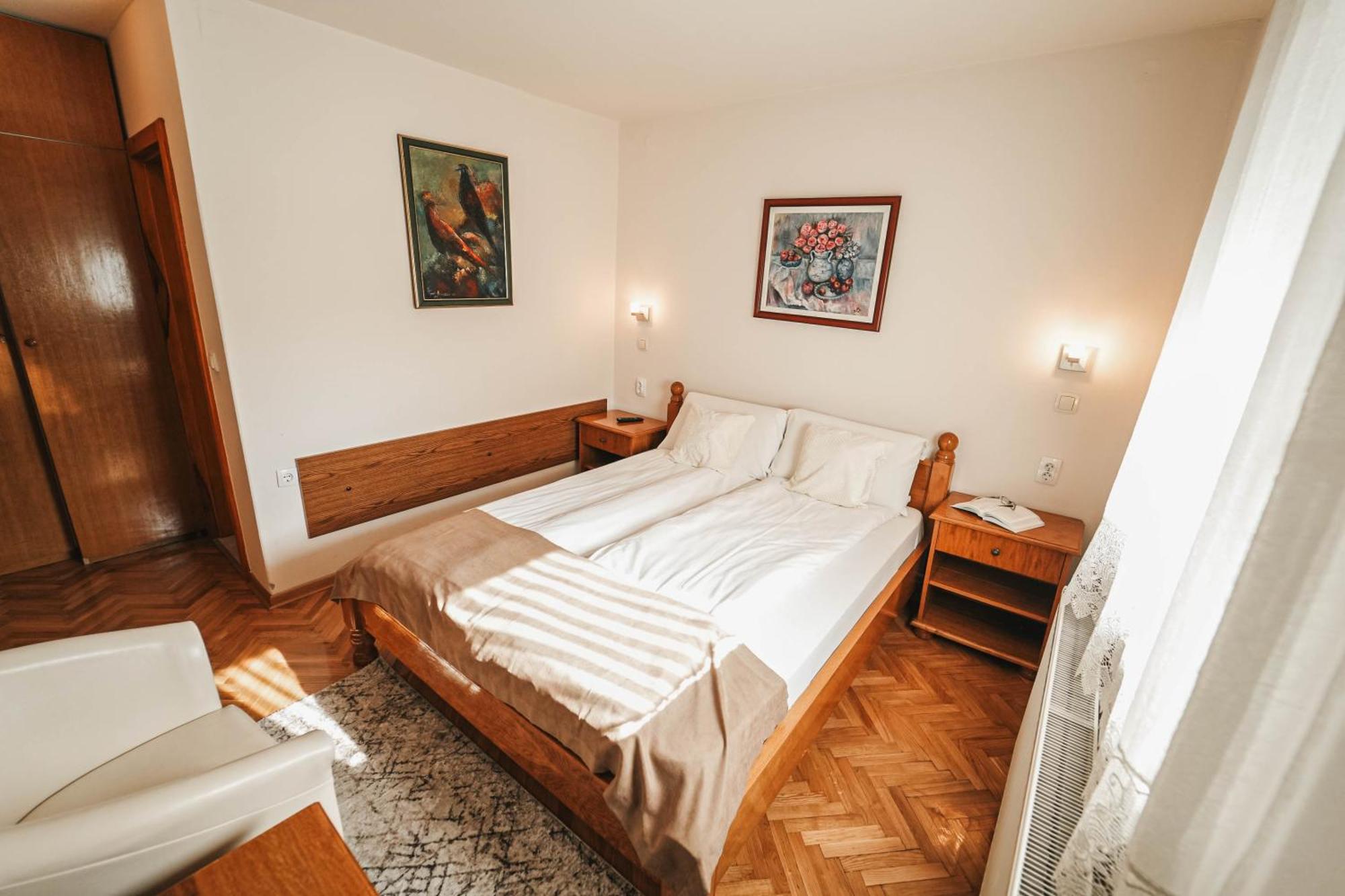 3. Prenocište i Cafe Passage