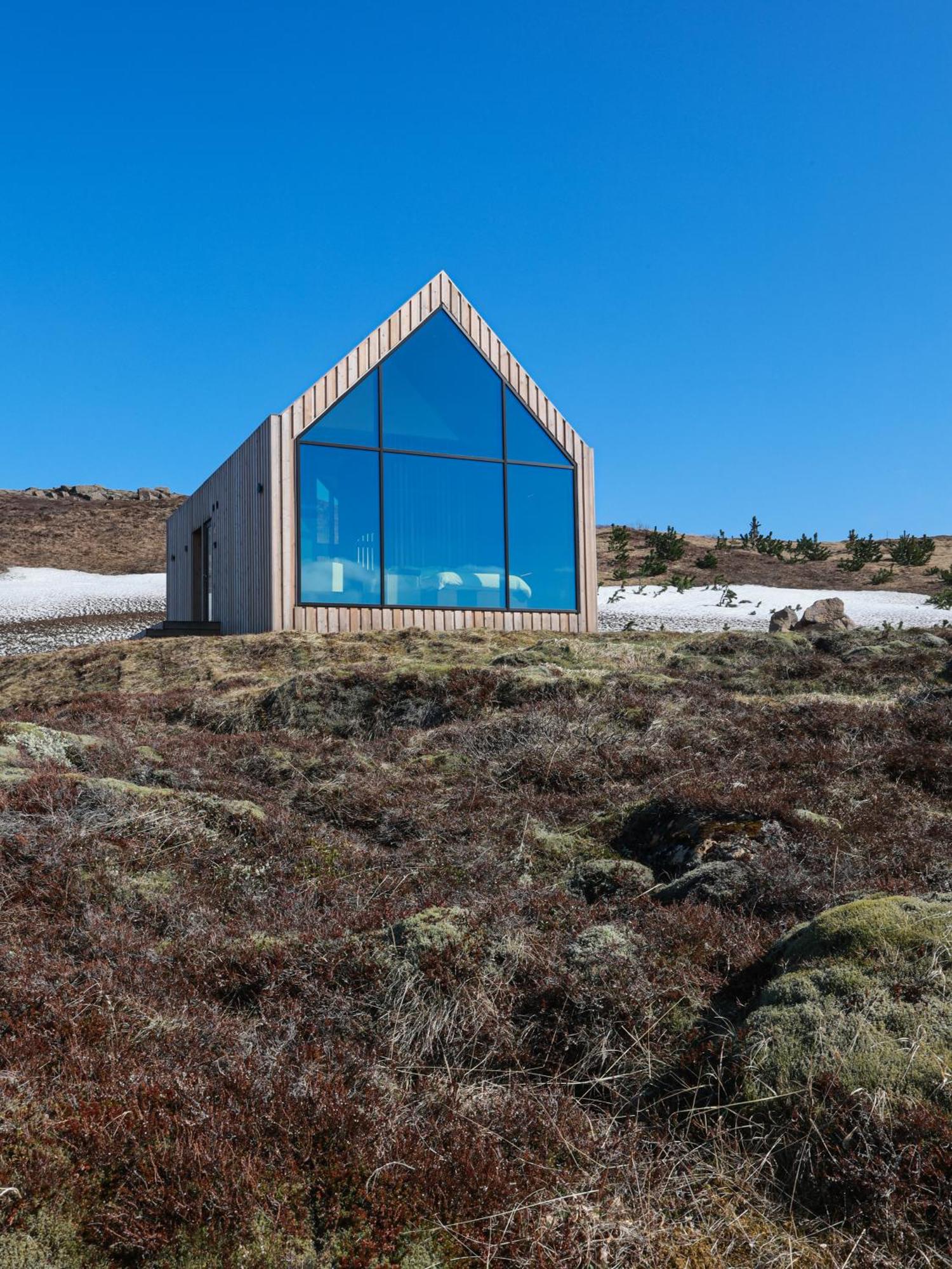 Iceland Lakeview Retreat