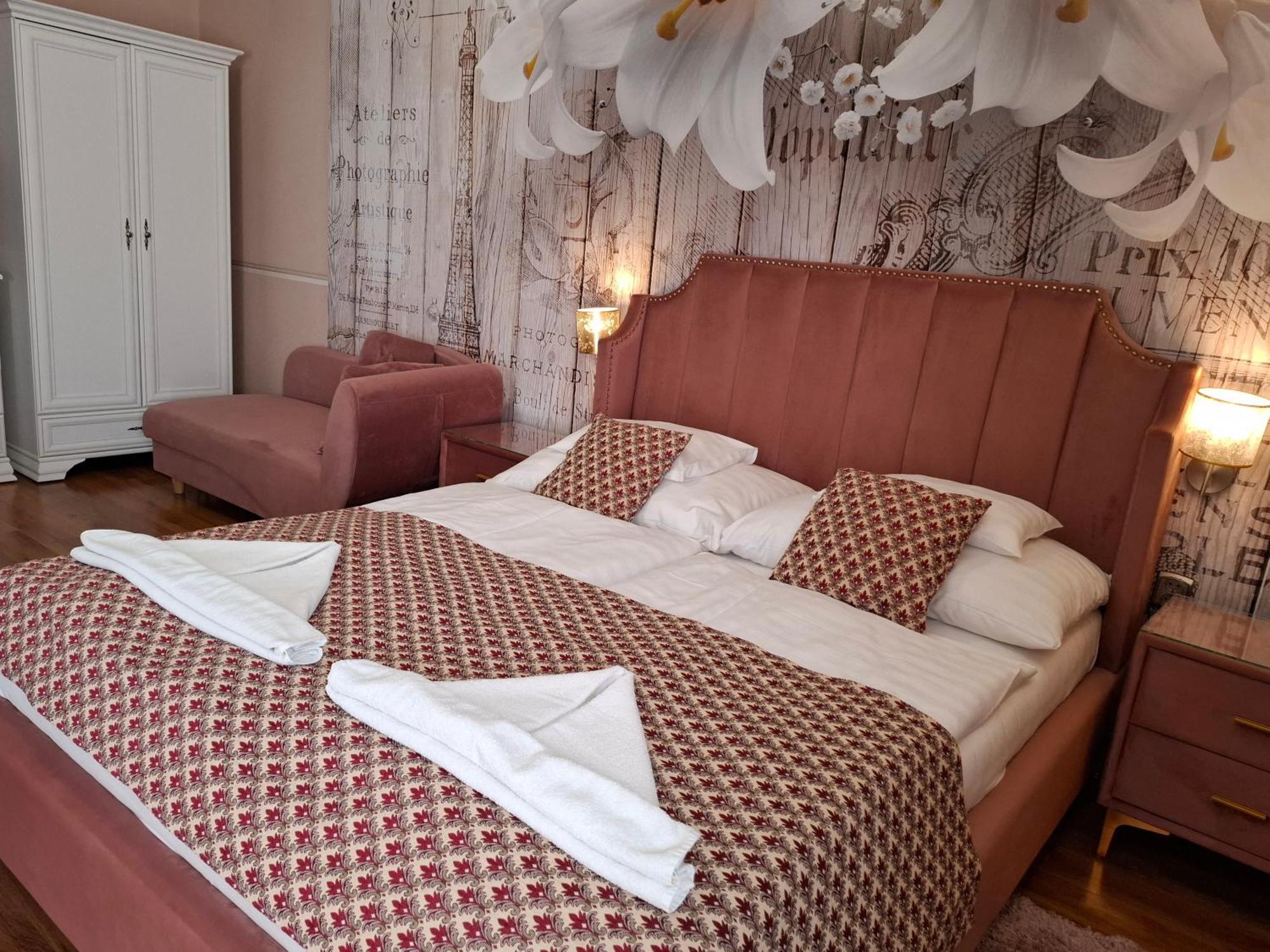 9. Kek Laguna Apartmanok