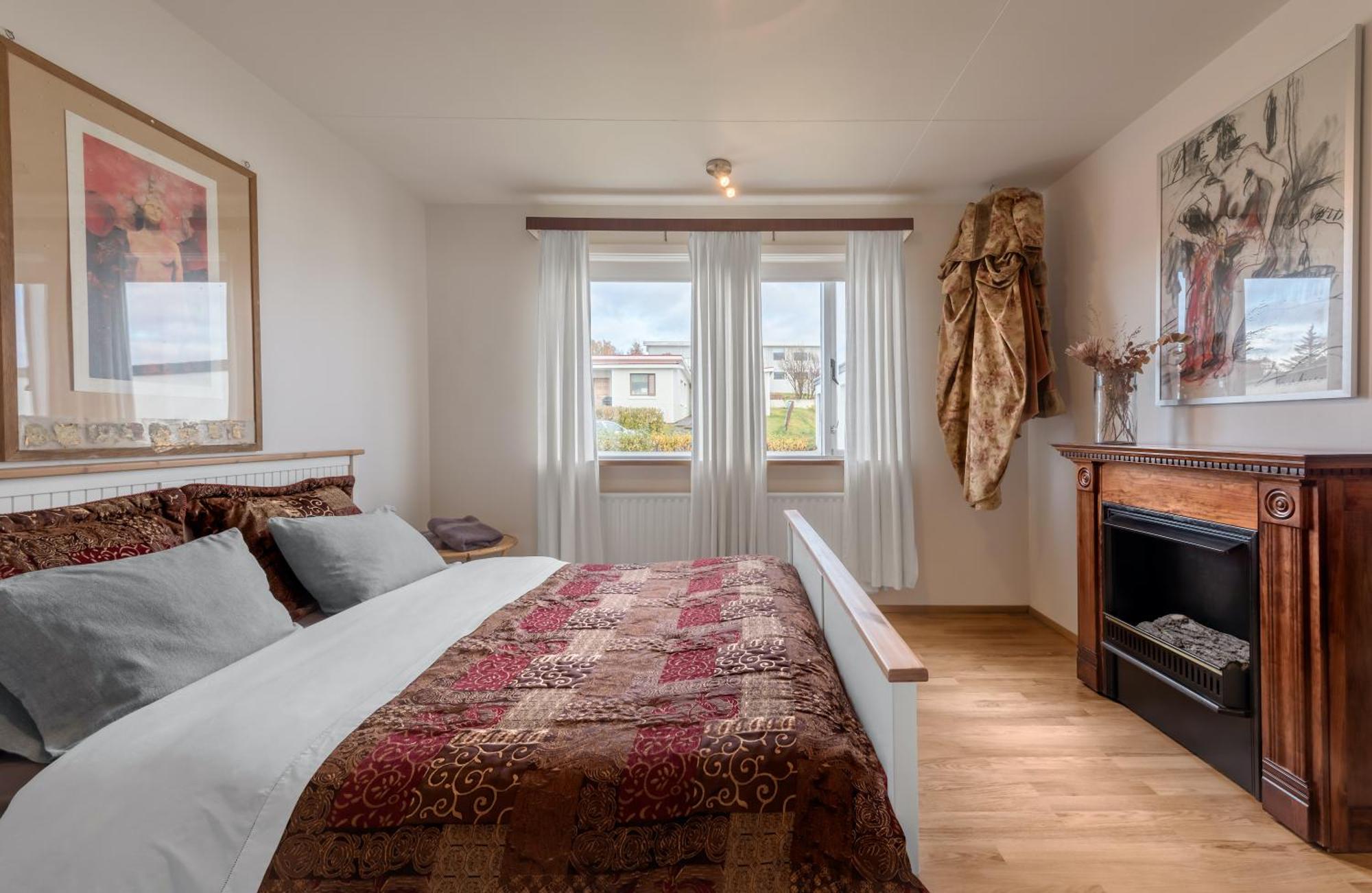 Art & Nature Retreat in Iceland - The Crib Rocks