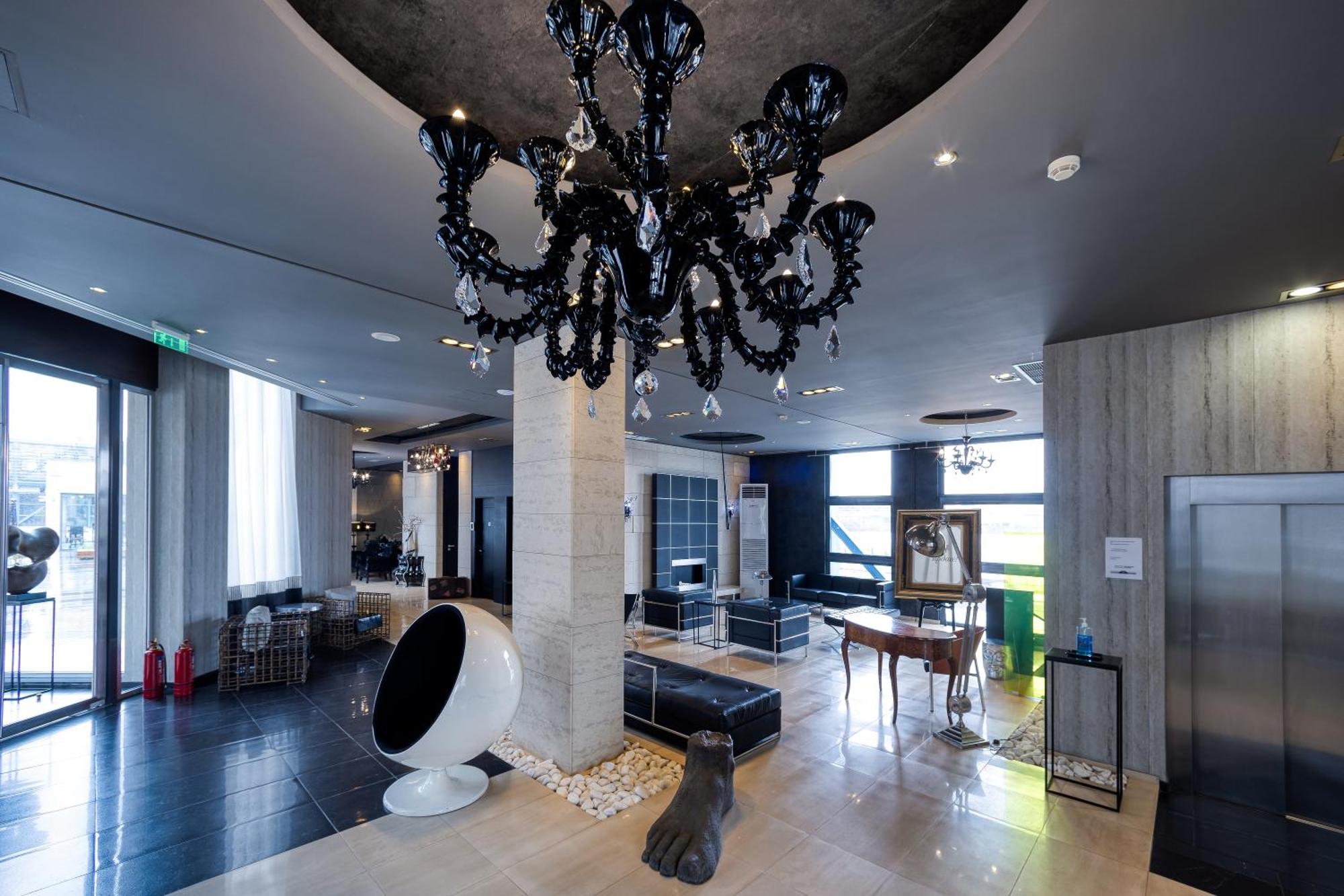 1. Gallery Art Hotel