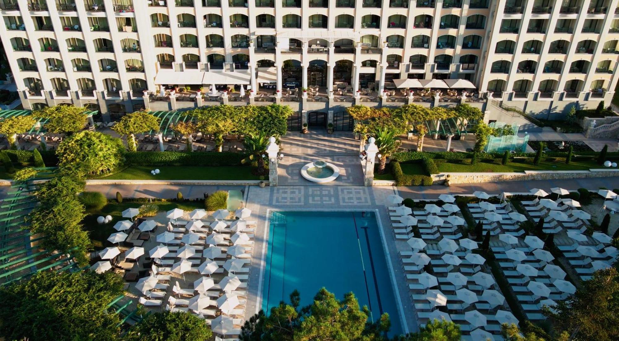 3. Astor Garden Hotel