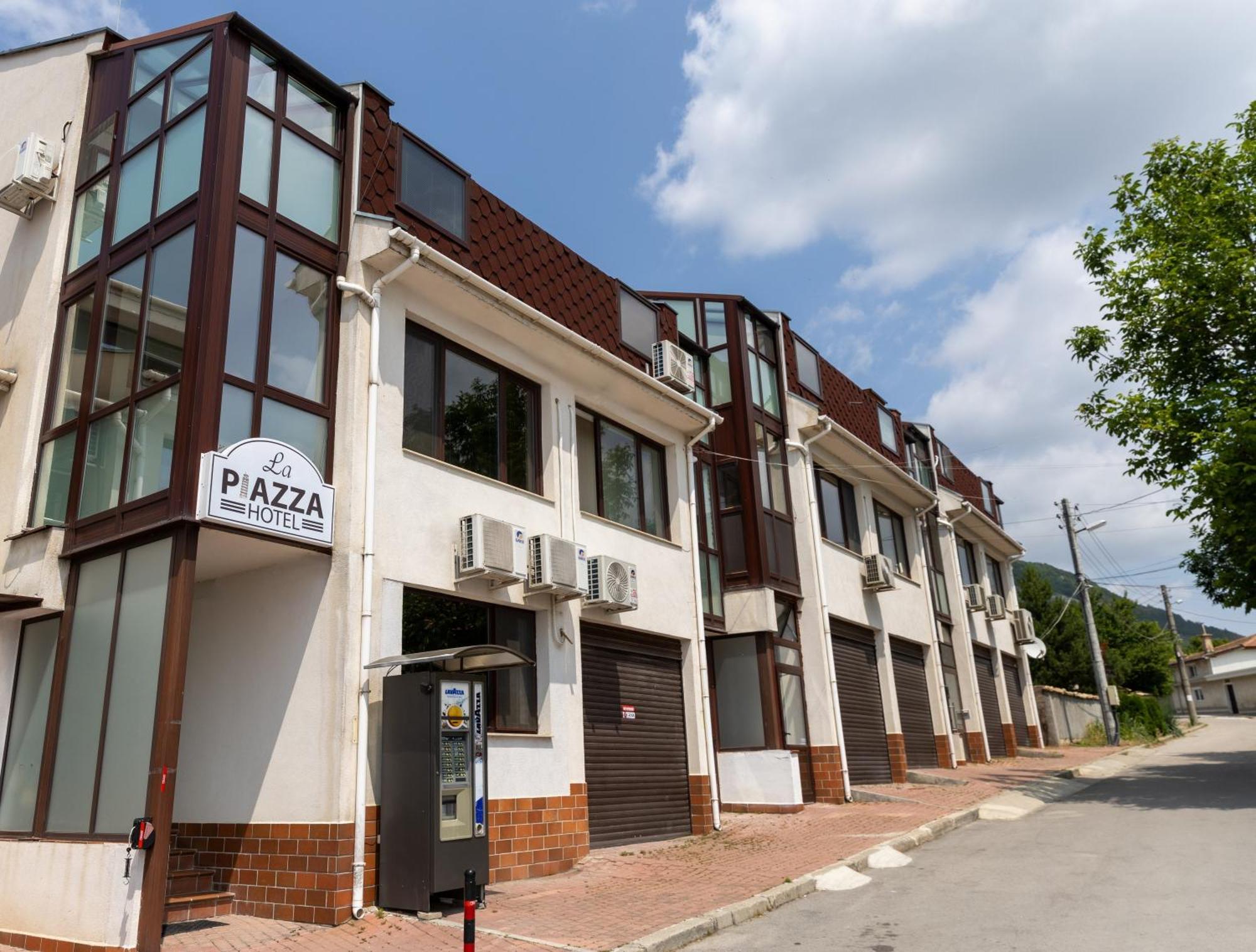 3. La Piazza Hotel