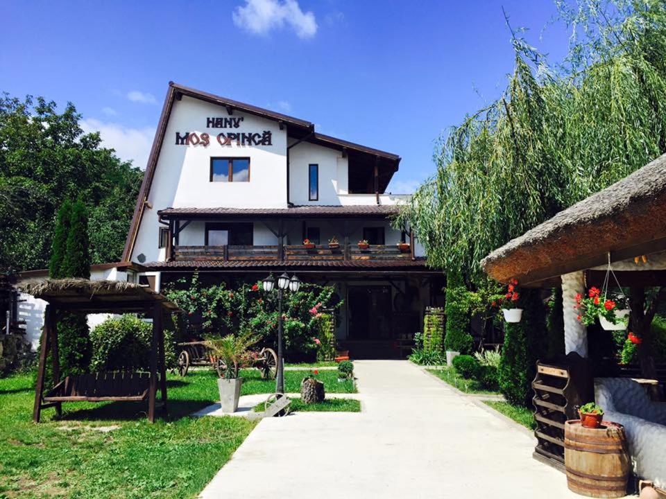 1. Hanu Lu Mos Opinca