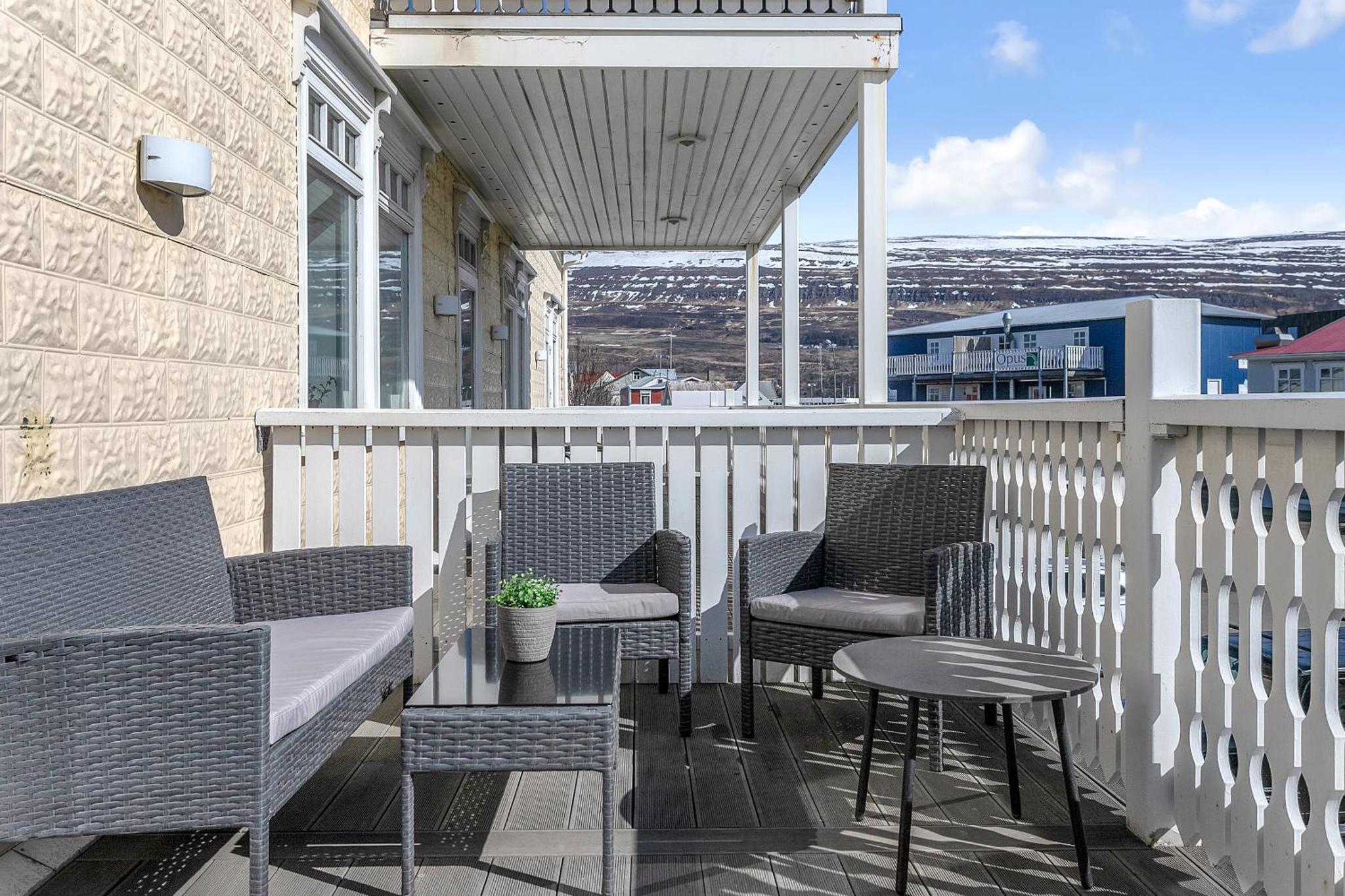 市中心两卧室公寓(带阳台)(Two Bedroom Downtown Apartment with Balcony)