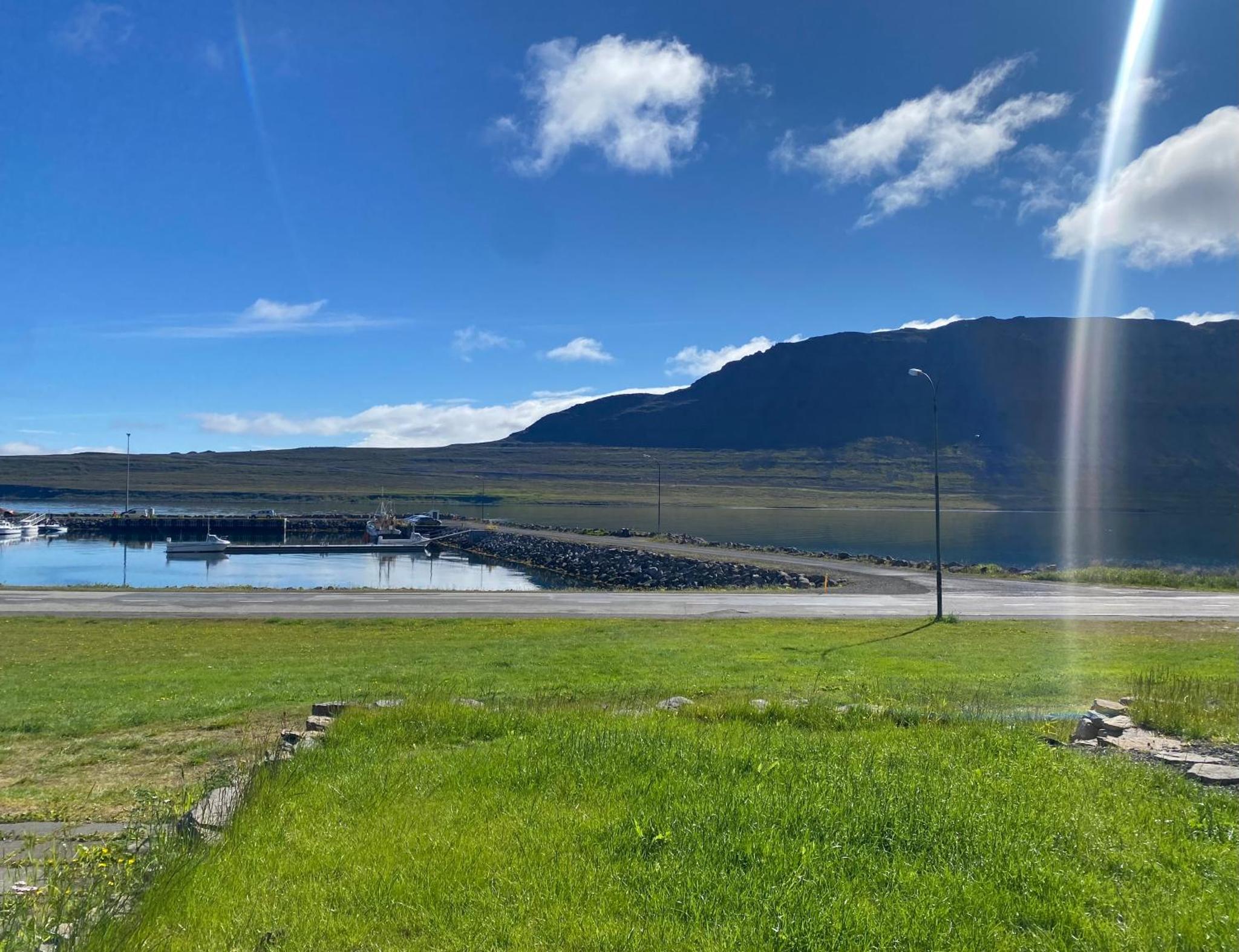 Maison avec vue sur la mer, le fjord et la montagne