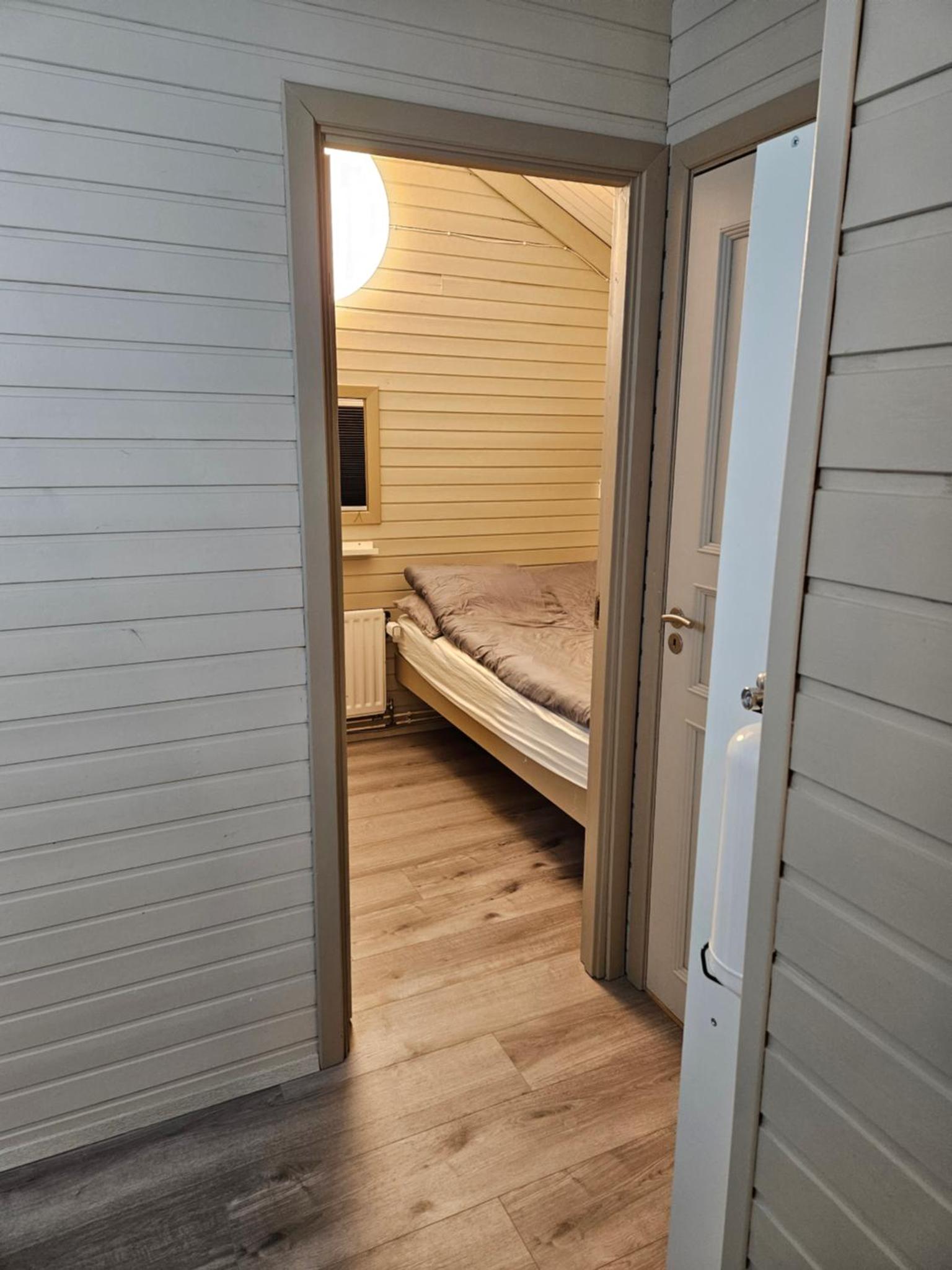 Tunnelmallinen ja viihtyisä mökki porealtaalla