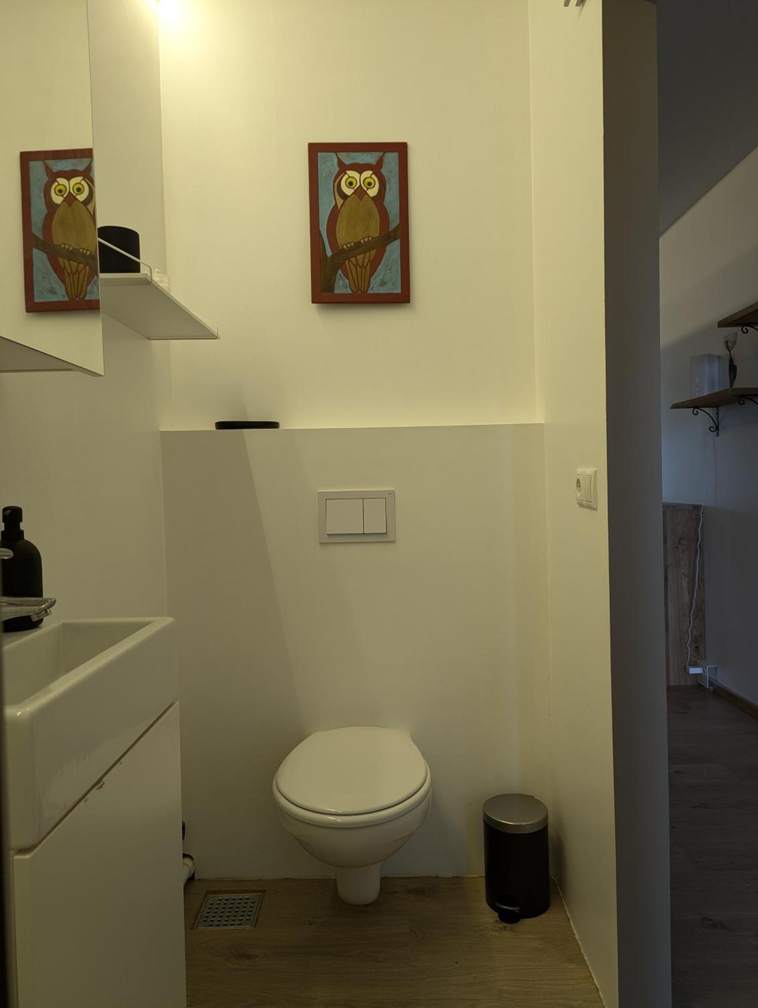 Liten stuga på landsbygden