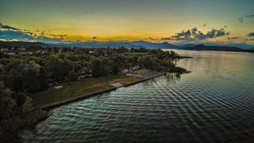 Ritratto Sul Lago