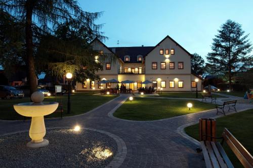 Modrzewiowy Dwór Restauracja & Hotel