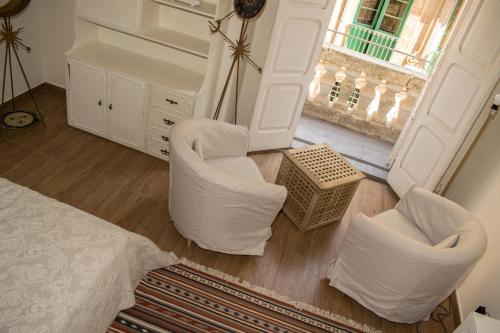 Vincenti Strait Street Suite