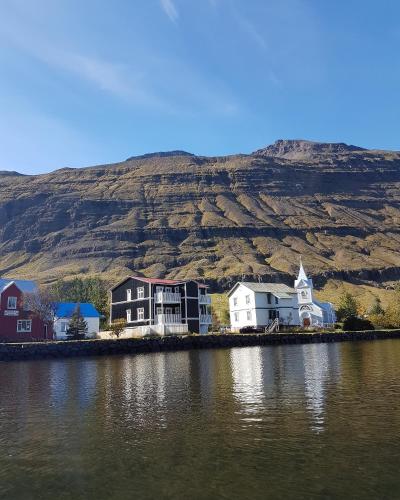 Við Lónid Guesthouse