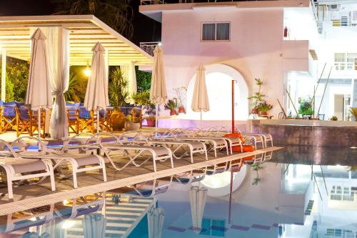 Tinas Plus Hotel