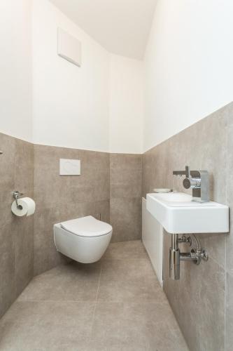 Room 5 Apartments