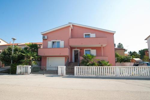 Apartments Maric with parking