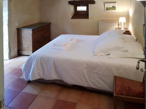 Farmhouse in Saint-Cernin with Pool & Views