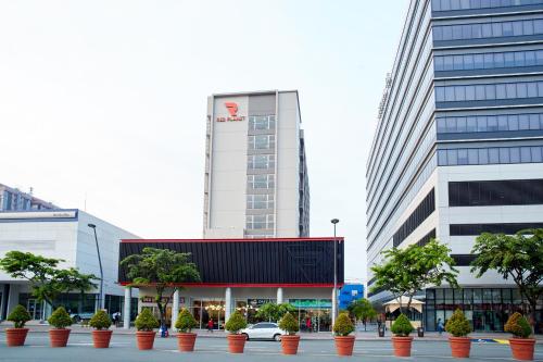 Red Planet Aseana City