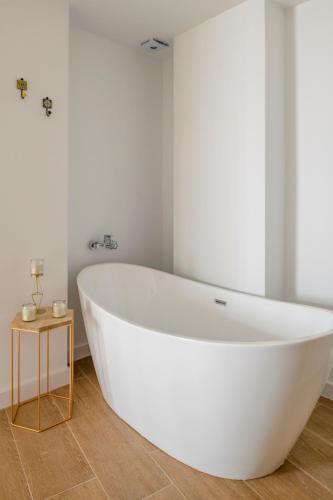 Romea Suites