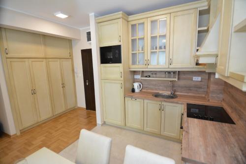 Rooms & Apartments Dobrotski Dvori