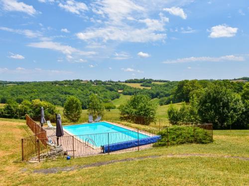 Farmhouse in Saint-Cernin with Pool & Views