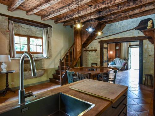 Farmhouse in Saint-Cernin with Pool & Views