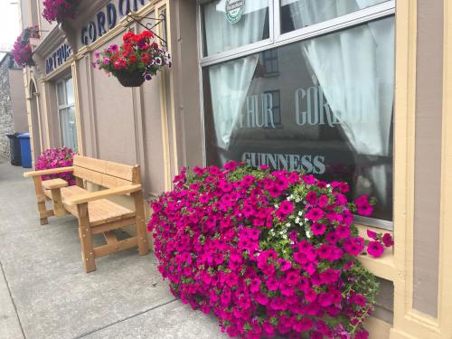 Gordon’s Bar And Guesthouse