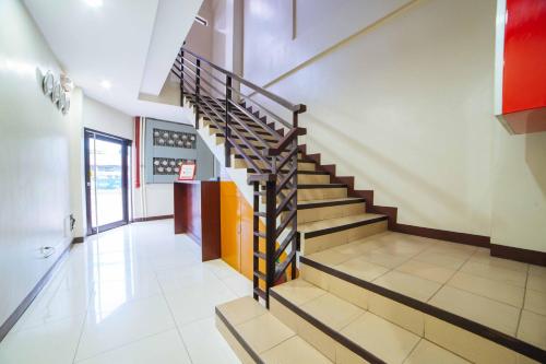 HMV City Gold Hotel by RedDoorz