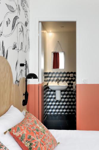 Caulaincourt Square Hostel