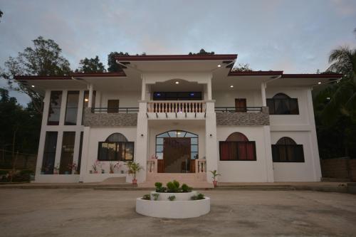 White Summerville Tourist Inn