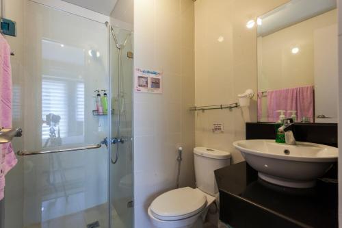 Cozy Airport Condo 7-min Walk to Terminal 3