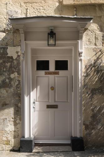 Hiding Space-Trim Street Apartments