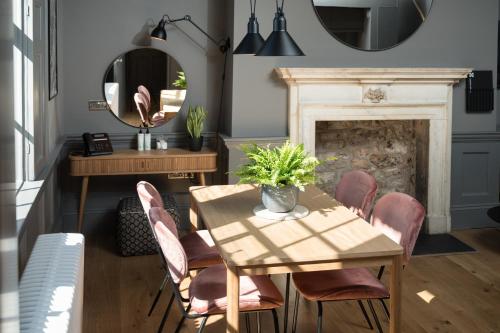 Hiding Space-Trim Street Apartments