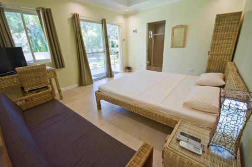 Mikes Dauin Beach Resort