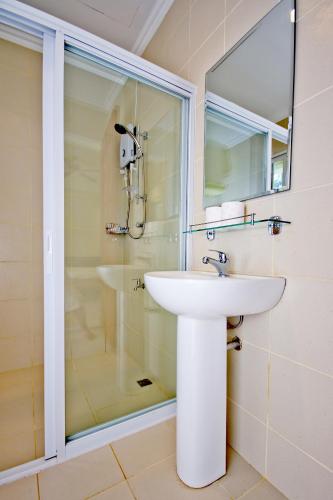 Mikes Dauin Beach Resort