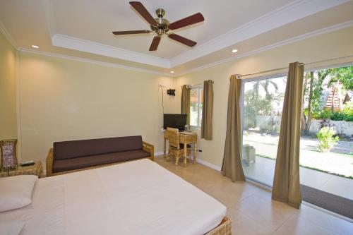 Mikes Dauin Beach Resort