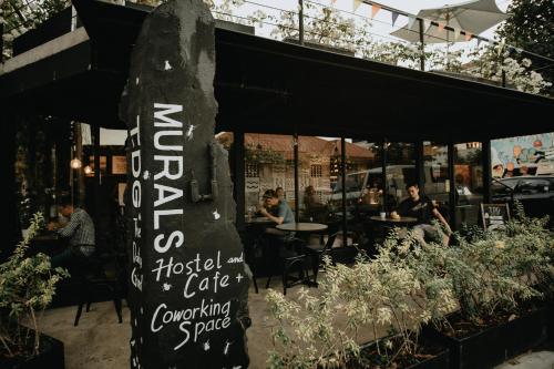 Murals Hostel And Cafe