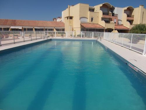 Studio sur le port, climatisation, wifi, piscine, lave-linge