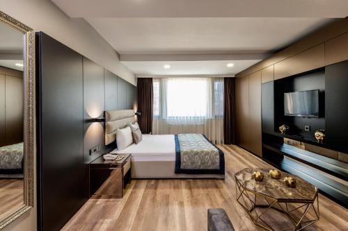 A Palace Hotel & Suites