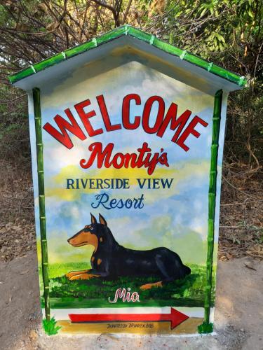 Monty's Riverside View Resort