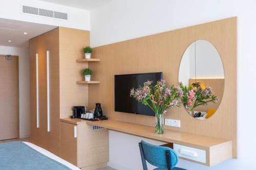 Leonardo Crystal Cove Hotel and Spa by the Sea