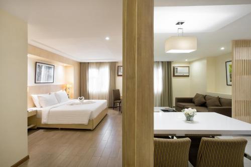 Golden Prince Hotel and Suites