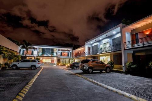 Ellis Arcade & Suites