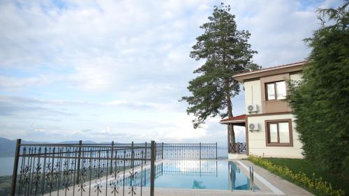 Orchid Hills - heated swimming pool