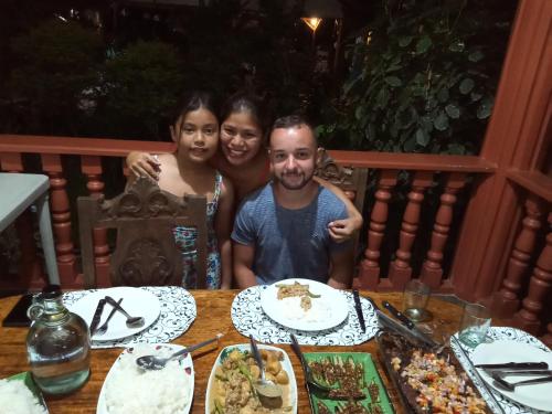 Riverside at Aninuan Accommodation and Food