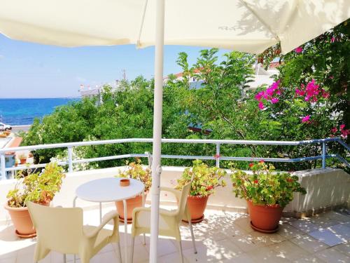 Seafront Studios & Apartments