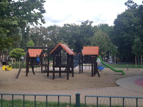 2 Bedroom Apartment near Heroes Square